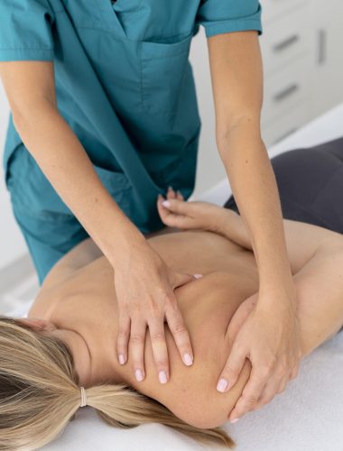 fisioterapeuta-dando-un-masaje-su-paciente-en-la-clinica.